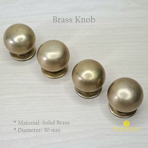 Puede incluir: Cuatro pomos de latón macizo con acabado cepillado. Cada pomo tiene un diámetro de 30 mm. Material: Latón macizo. Diámetro: 30 mm.