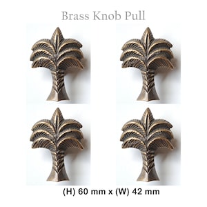 Könnte beinhalten: Vier messingfarbene Schrankknöpfe in Palmenform. Jeder Knopf misst 60 mm in der Höhe und 42 mm in der Breite. Messingknaufzug.