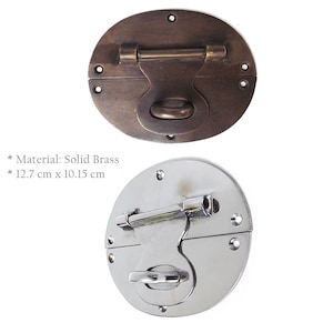 Puede incluir: Dos cierres ovalados de latón, uno en latón pulido y otro en latón antiguo. Cada cierre tiene un pestillo con bisagra y un anillo para un candado. Los cierres miden 12,7 cm x 10,15 cm.