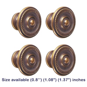 Könnte beinhalten: Vier antike Messing-Schrankknöpfe mit einem dekorativen, erhabenen, kreisförmigen Design. Die Knöpfe sind in drei Größen erhältlich: 0,8 Zoll, 1,08 Zoll und 1,37 Zoll.