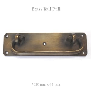 Puede incluir: Tirador de baúl de latón con base rectangular y bordes redondeados. El tirador mide 150 mm x 44 mm.