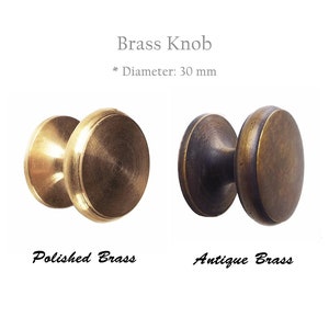 Op de afbeelding: Twee messing knoppen, een gepolijst en een antiek, met een diameter van 30 mm. Messingknop * Diameter: 30 mm Gepolishte messing Antiek messing