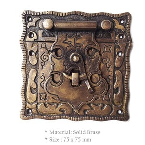 Könnte beinhalten: Ein massiver Messingverschluss mit einem verzierten Design. Der Verschluss ist 7,5 cm x 7,5 cm groß.