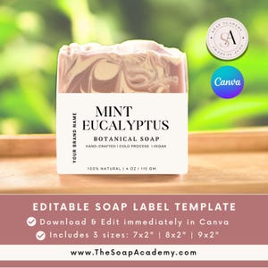 Puede incluir: Una pastilla de jabón botánico con una etiqueta blanca que dice "MINT EUCALYPTUS". El jabón es artesanal, de proceso en frío y vegano. La etiqueta también indica "100% NATURAL" y "115 GM". El jabón está sobre una superficie de madera.