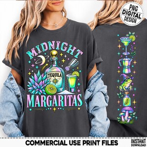 Puede incluir: Una camiseta gris carbón con un gráfico colorido que incluye el texto MIDNIGHT MARGARITAS, una botella de tequila, una lima, una planta de agave y un salero. El diseño trasero muestra una pila vertical de margarita, cafetera, rana y setas.