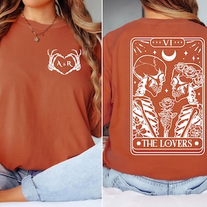 Carte de tarot personnalisée The Lovers, impression sur le devant et au dos du t-shirt, t-shirt gothique Comfort Colors® Skeleton Lovers, t-shirt avec initiales personnalisées