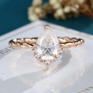 Moissaniet verlovingsring peer: vintage roségouden twistband