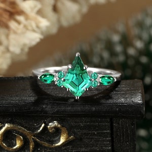 Art Deco kite Cut Emerald Engagement Ring, 14K Solid Gold May Birthstone Ring, Vintage Green Emerald Ring, Wedding Ring For Women GiftForHer