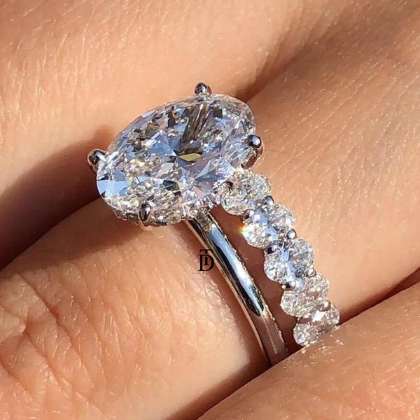 5 Karat Moissanit-Ehering-Set im Ovalschliff für Sie, 14 Karat Massivgold-Ring-Set mit verstecktem Halo, Ovalschliff-Ring-Set mit seitlich geschliffenen Diamanten und Halb-Eternity-Pavé-Ring-Set