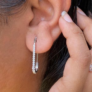 Diamanten veiligheidsspeld oorbellen, 14 kt witgouden moissaniet hiphop oorbellen, effen veiligheidsspeld oorbellen, perfect voor je minimalistische look