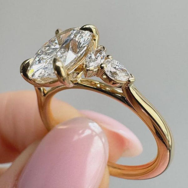 5 Ct Oval Moissanit Fünf Stein Verlobungsring Oval Cut Cluster Ehering Oval Diamant Kathedrale Set Ring 14K Gelbgold Oval Cut Ring