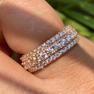 Runder Schnitt Moissanite Volle Ewigkeit Ehering 14K Rose Gold Stapeln Drei überlagerte Band passende Band dreireihig Jubiläum Ring für Frauen