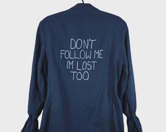 Blazer de lino rediseñado “No me sigas, yo también estoy perdido” – Chaqueta streetwear única – Blazer minimalista azul marino
