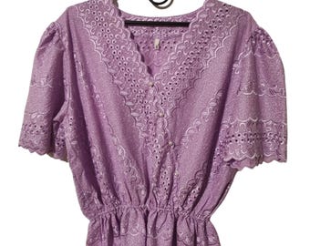 Blusa vintage lila bordada con ojales – Top peplum estilo cottagecore romántico – Camisa bohemia en morado pastel