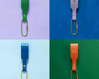 Personalisierter Schlüsselanhänger in verschiedenen Farben aus Leder mit Messing Karabiner