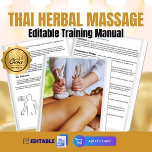 Può includere: Un manuale di formazione per il massaggio thailandese con erbe scaricabile e modificabile. La copertina presenta uno sfondo dorato con il testo "Massaggio thailandese con erbe" e "Manuale di formazione modificabile". La copertina include anche una foto di un massaggiatore che utilizza un impacco di erbe su un cliente.