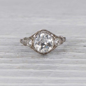 Anello nuziale in stile Art Déco in stile vintage, anello con diamante moissanite taglio europeo antico, anello con gambo inciso antico, anello con tre pietre incastonate Milgrain