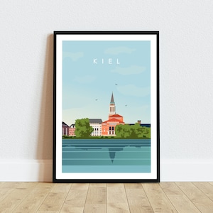 Könnte beinhalten: Gerahmter Kunstdruck mit einer stilisierten Illustration von Kiel, Deutschland. Das Kunstwerk zeigt eine Uferszene mit Gebäuden, Bäumen und einem hohen Kirchturm unter einem hellblauen Himmel. Das Wort "KIEL" ist oben aufgedruckt.