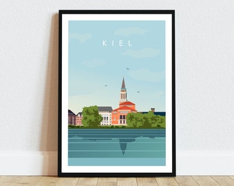 Op de afbeelding: Een ingelijste kunstdruk met een gestileerde illustratie van Kiel, Duitsland. Het kunstwerk toont een waterfront met gebouwen, bomen en een hoge kerktoren, alles onder een lichtblauwe lucht. Het woord "KIEL" staat bovenaan afgedrukt.