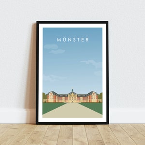 Könnte beinhalten: Ein schwarzer gerahmter Poster mit einer minimalistischen Illustration eines Gebäudes in Münster, Deutschland. Das Gebäude ist hellgelb mit roten Akzenten und einem grünen Dach. Der Himmel ist blau mit weißen Wolken. Der Text "MÜNSTER" ist oben auf dem Poster in Weiß gedruckt.