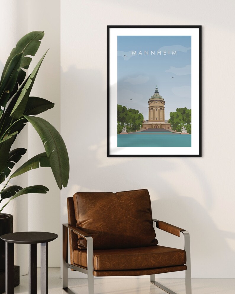 K&ouml;nnte beinhalten: Eine gerahmte Illustration eines Geb&auml;udes mit einem Turm vor einem Gew&auml;sser. Der Text "MANNHEIM" befindet sich oben auf der Illustration.