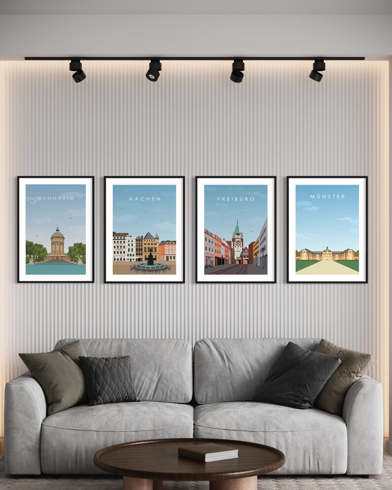 K&ouml;nnte beinhalten: Vier gerahmte Stadtansichten mit den Namen "Mannheim", "Aachen", "Freiburg" und "M&uuml;nster" oben auf jedem Rahmen. Die Bilder sind im minimalistischen Stil mit blauem Himmel und wei&szlig;en Wolken gehalten.