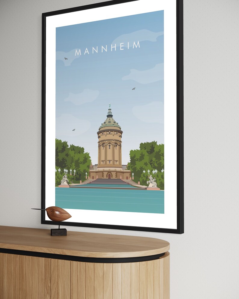 K&ouml;nnte beinhalten: Ein minimalistisches Poster mit blauem Himmel und wei&szlig;en Wolken. Das Poster zeigt ein braunes Geb&auml;ude mit gr&uuml;nem Dach und dem Wort "MANNHEIM" in schwarzer Schrift oben.