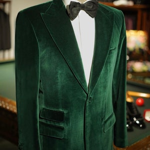 Blazer de terciopelo verde botella para hombre: Chaqueta de satén de corte entallado con solapa chal imagen 2