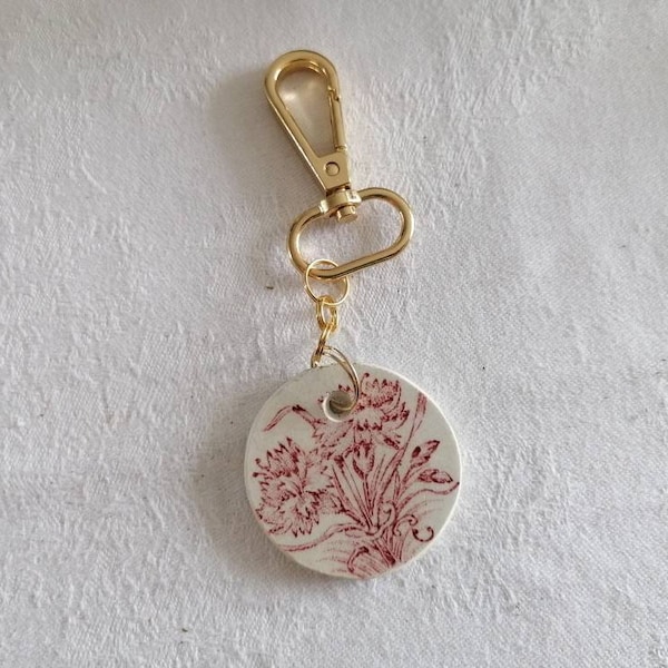 Porte-clé mousqueton médaillon en faïence recyclée, l'amandinoise modèle Œillets rose / idée cadeau femme / fait main / terre de fer rose