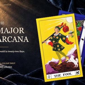 Pode incluir: Uma carta de tarot intitulada The Fool com uma figura numa túnica verde estampada, um cajado e um saco vermelho, com um cão branco, sobre um fundo amarelo. O texto inclui THE MAJOR ARCANA, A world in twenty-two Keys e FULL-COLOUR TAROT.