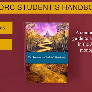 Può includere: Una copertina di libro con un cielo viola e rosa, un sentiero dorato tortuoso che conduce a un castello, e il testo "The Rosicrucian Student's Handbook". Il libro è intitolato "AMORC Student's Handbook" e si descrive come una guida completa a tutti i concetti nelle monografie AMORC.