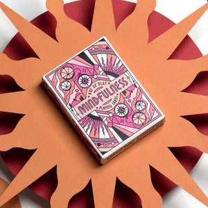 Mindfulness-meditatie en luxe speelkaarten met spiritueel thema