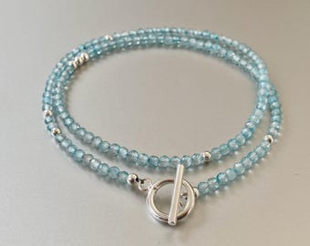Collier en perles de topaze bleue, fermoir en T en argent 925, billes d'argent 925, collier fin et coloré, cadeau pour elle