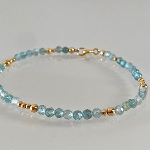 Blue and gold apatite bracelet, apatite/green beads and gold bled pearls, blue and gold bracelet, natural apatite, gift for her