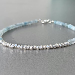 Aquamarin-Armband und Silberperlen, zartes blaues Armband, natürlicher Aquamarin, 925er Silberperlen, blaues und silbernes Armband