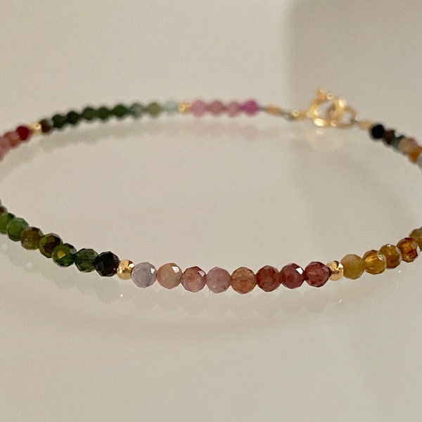 Mehrfarbiges Turmalin-Armband, vergoldete Perlen, feines Armband, Turmalin-Verlauf, natürlicher Turmalin, Geschenk für sie