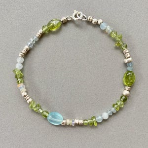 Tutti Frutti Armband, Silberarmband mit Topas-, Türkis- und Peridotperlen, Federarmband, T-Verschluss