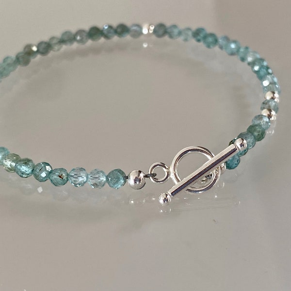 Bracelet en apatite bleue et argent, bracelet fermoir en T, billes argent, bracelet fin et chic, cadeau pour elle, apatite naturelle