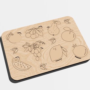 Puede incluir: Una tabla de madera con contornos de diferentes frutas, incluyendo una pera, un lim&oacute;n, una sand&iacute;a, uvas, cerezas y granadas.