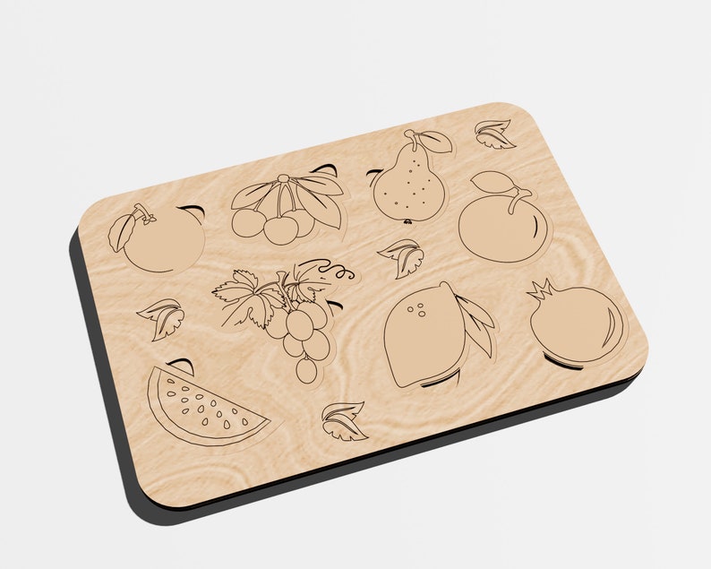 Puede incluir: Una tabla de madera con contornos de diferentes frutas, incluyendo una pera, un lim&oacute;n, una sand&iacute;a, uvas, cerezas y granadas.