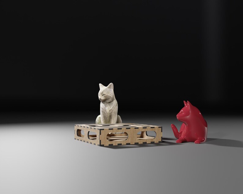 Puede incluir: Dos figuritas de cer&aacute;mica de gatos, una blanca y otra roja, sentadas en una plataforma de madera. El gato blanco est&aacute; sentado en la plataforma, mientras que el gato rojo est&aacute; sentado en el suelo.