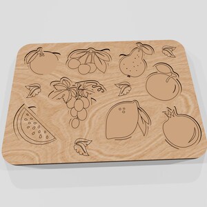 Puede incluir: Una tabla de madera con una variedad de frutas y verduras cortadas en forma de dise&ntilde;o. Las frutas y verduras incluyen una sand&iacute;a, un lim&oacute;n, una pera, una granada, un racimo de uvas y varias cerezas.