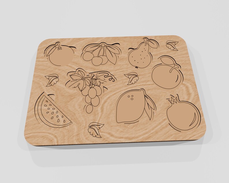 Puede incluir: Una tabla de madera con una variedad de frutas y verduras cortadas en forma de dise&ntilde;o. Las frutas y verduras incluyen una sand&iacute;a, un lim&oacute;n, una pera, una granada, un racimo de uvas y varias cerezas.