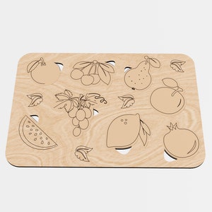 Puede incluir: Una tabla de madera con una variedad de frutas y verduras dibujadas en ella. Las frutas y verduras incluyen una sand&iacute;a, uvas, cerezas, un lim&oacute;n, una pera, una naranja y una granada.