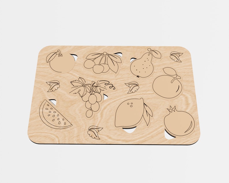 Puede incluir: Una tabla de madera con una variedad de frutas y verduras dibujadas en ella. Las frutas y verduras incluyen una sand&iacute;a, uvas, cerezas, un lim&oacute;n, una pera, una naranja y una granada.