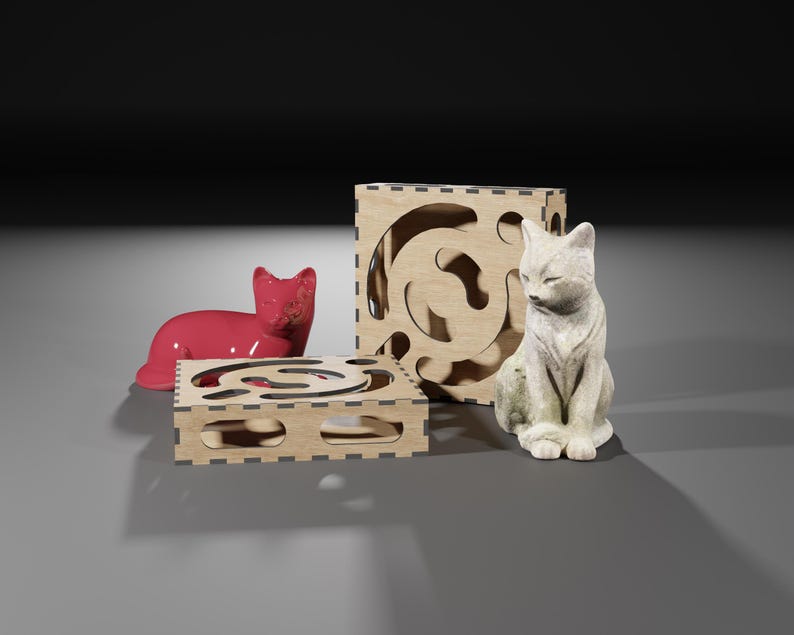 Puede incluir: Dos casas de madera para gatos con un dise&ntilde;o de corte. Una casa es un cubo y la otra es una plataforma plana. Una figurita de gato de cer&aacute;mica roja est&aacute; en la plataforma y una figurita de gato de cer&aacute;mica blanca est&aacute; frente al cubo.