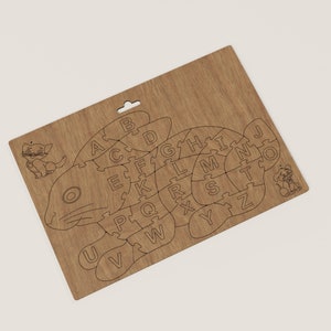 K&ouml;nnte beinhalten: Holzpuzzle in Form einer Katze mit einer Katzenillustration an jedem Ende. Die Puzzleteile sind in Form von Buchstaben des Alphabets.