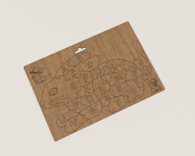 K&ouml;nnte beinhalten: Holzpuzzle in Form einer Katze mit einer Katzenillustration an jedem Ende. Die Puzzleteile sind in Form von Buchstaben des Alphabets.