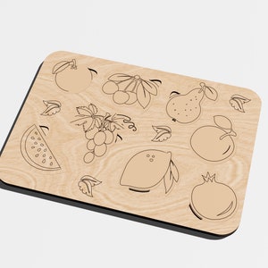 Puede incluir: Una tabla de madera con una variedad de frutas y verduras dibujadas en ella, incluyendo una sand&iacute;a, uvas, un lim&oacute;n, una pera y una manzana.