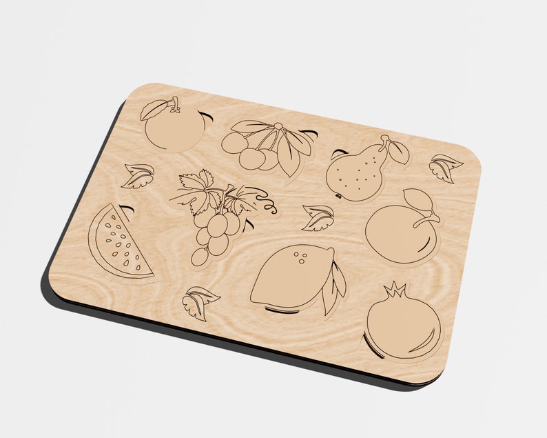 Puede incluir: Una tabla de madera con una variedad de frutas y verduras dibujadas en ella, incluyendo una sand&iacute;a, uvas, un lim&oacute;n, una pera y una manzana.